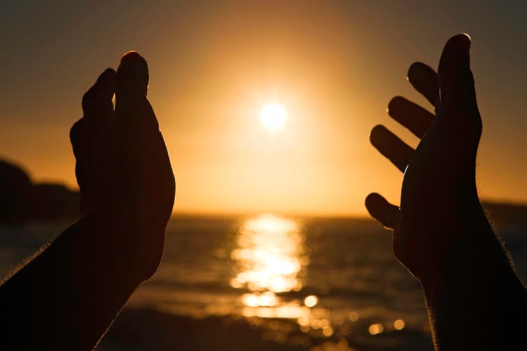 Sun hands