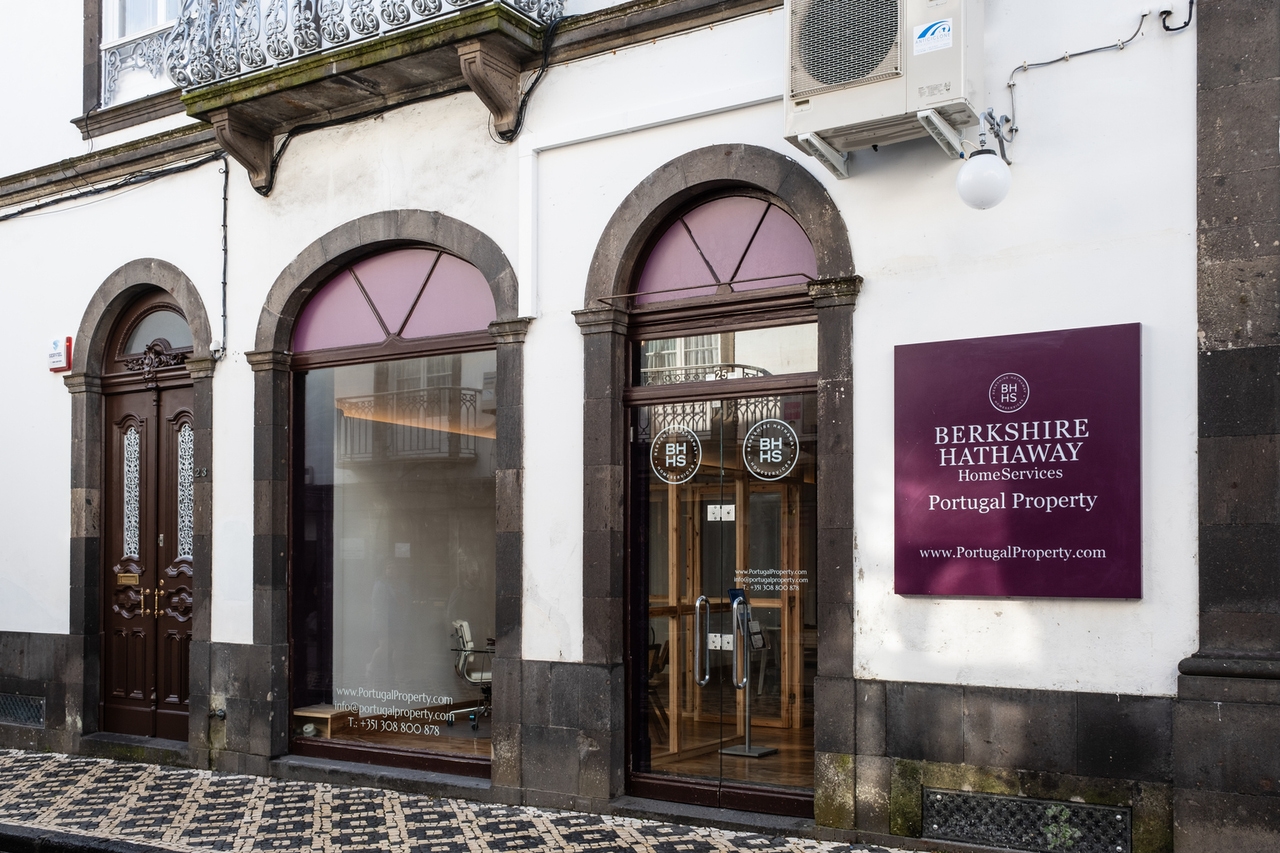 Buffett Exits Stage Left | Seeking Alpha