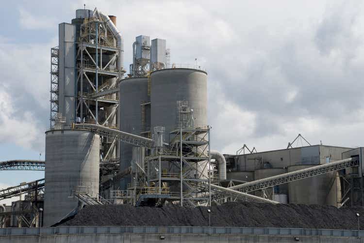 Overview of large concrete plant