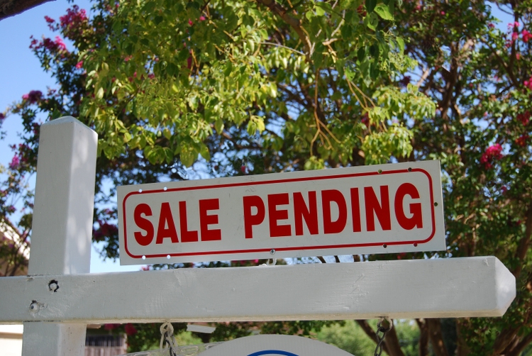 Sale Pending Real Estate Sign