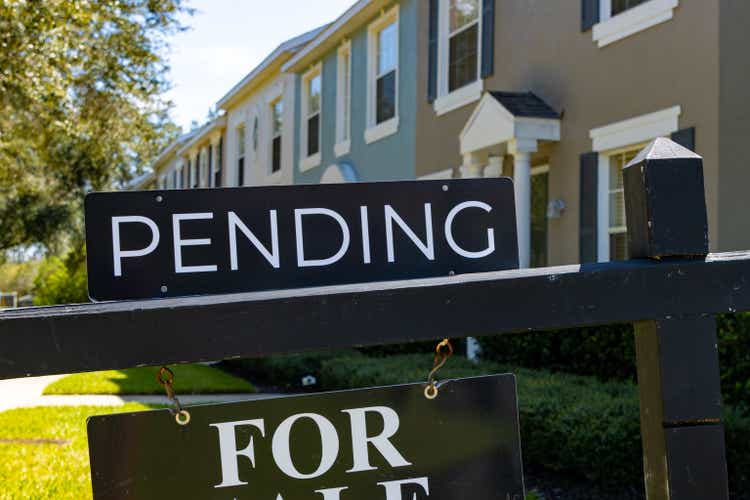 Sale pending sign real estate