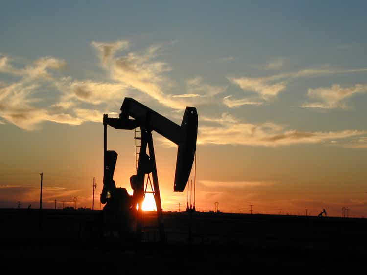 A pump outside during a beautiful Texas sunset