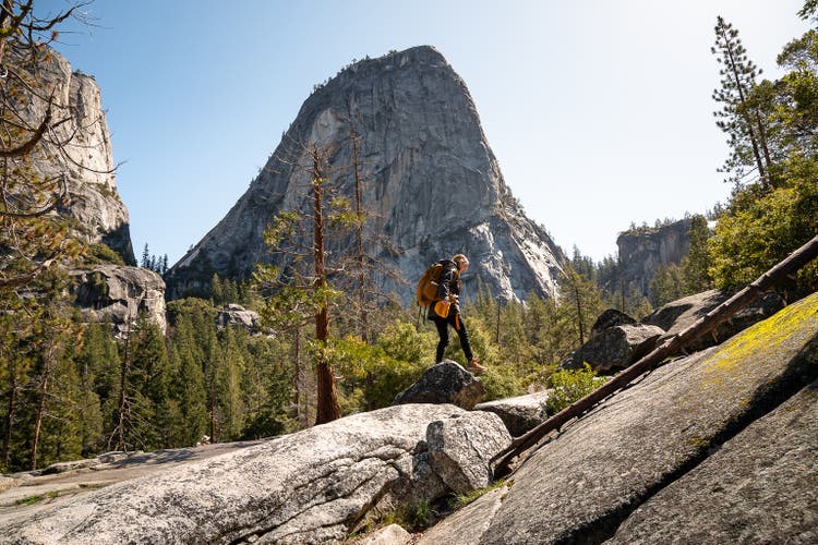 Wanderin erkundet den Yosemite-Nationalpark