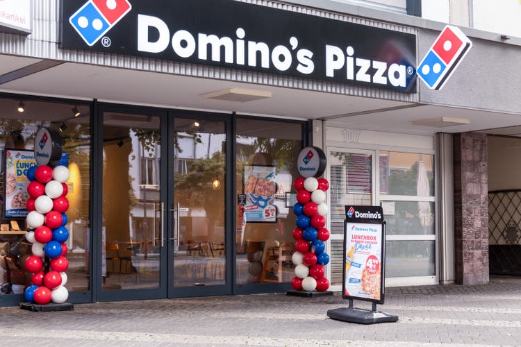 entrada del restaurante local Domino"s Pizza.