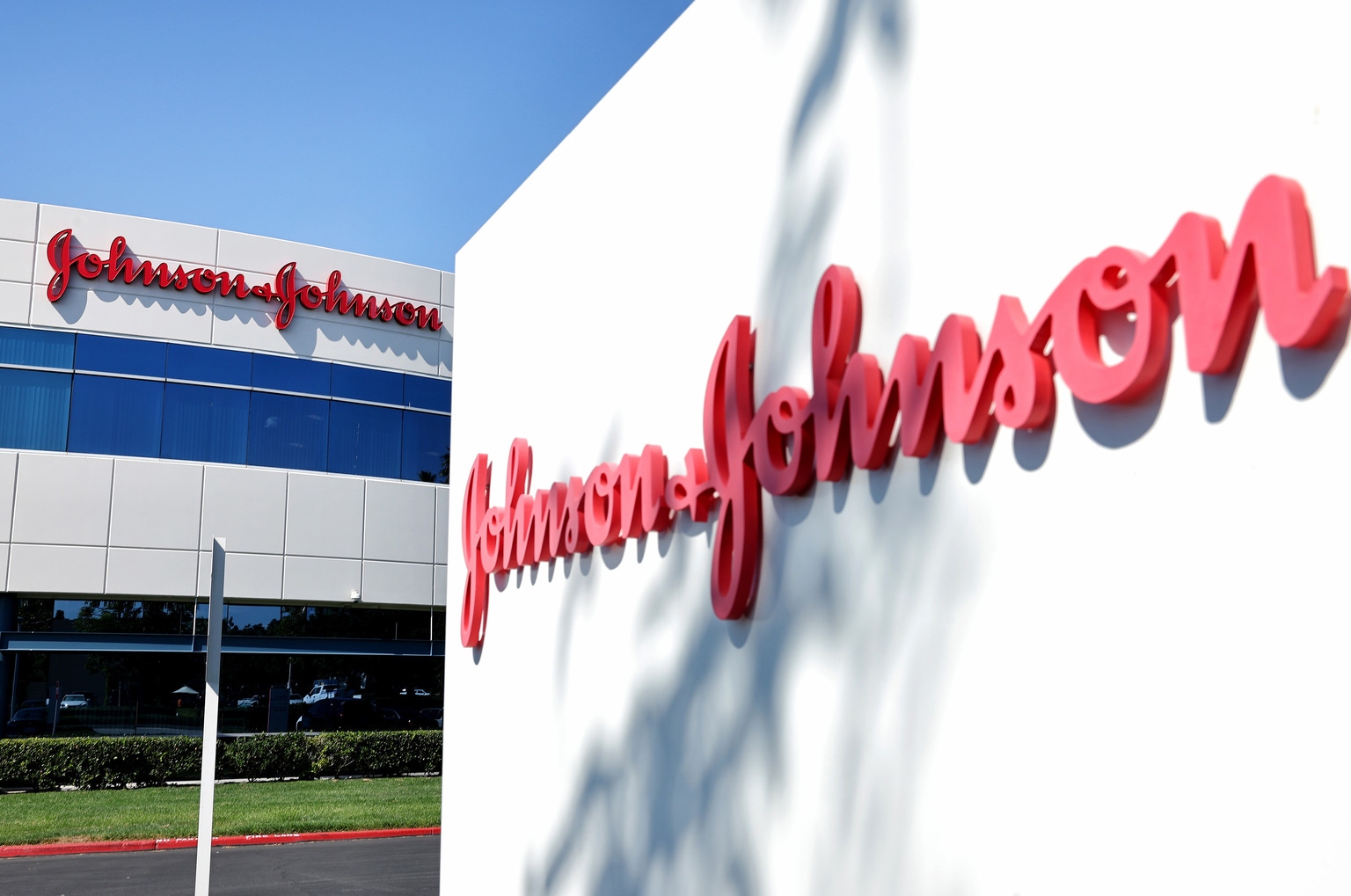 Johnson & Johnson: A Defensive Dividend King Set To Outperform The S&P 500 (NYSE:JNJ) Johnson & Johnson: A Defensive Dividend King Set To Outperform The S&P 500 (NYSE:JNJ)