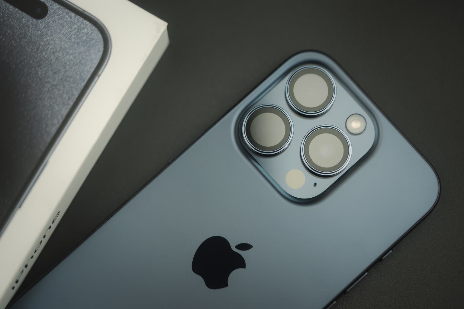 Apple: China Sales Collapse Is Only Getting Worse