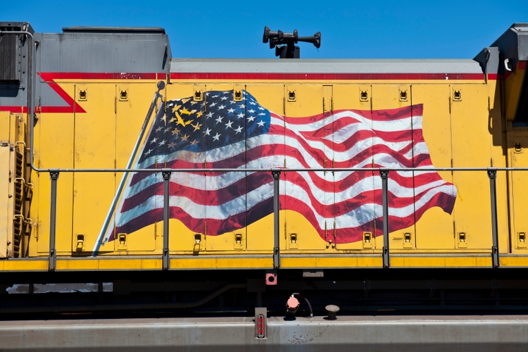 Gelbe Motor mit US-Flagge, Kalifornien, USA