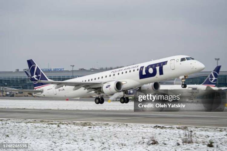 LOT Polish Airlines Embraer E-195 takeoff