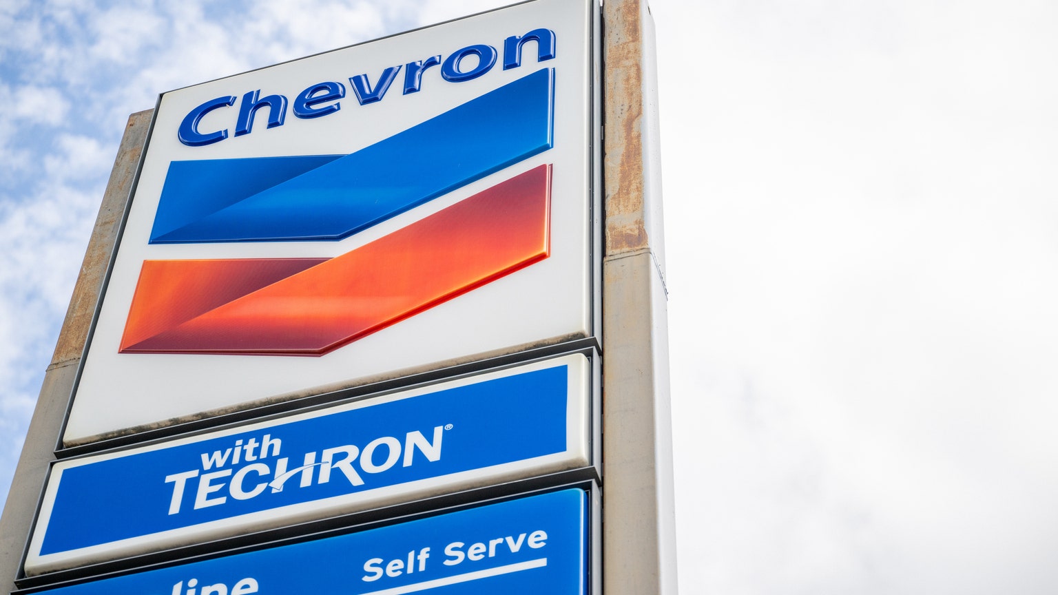 Chevron locks in 2022 gains with new buyback, dividend hikes
