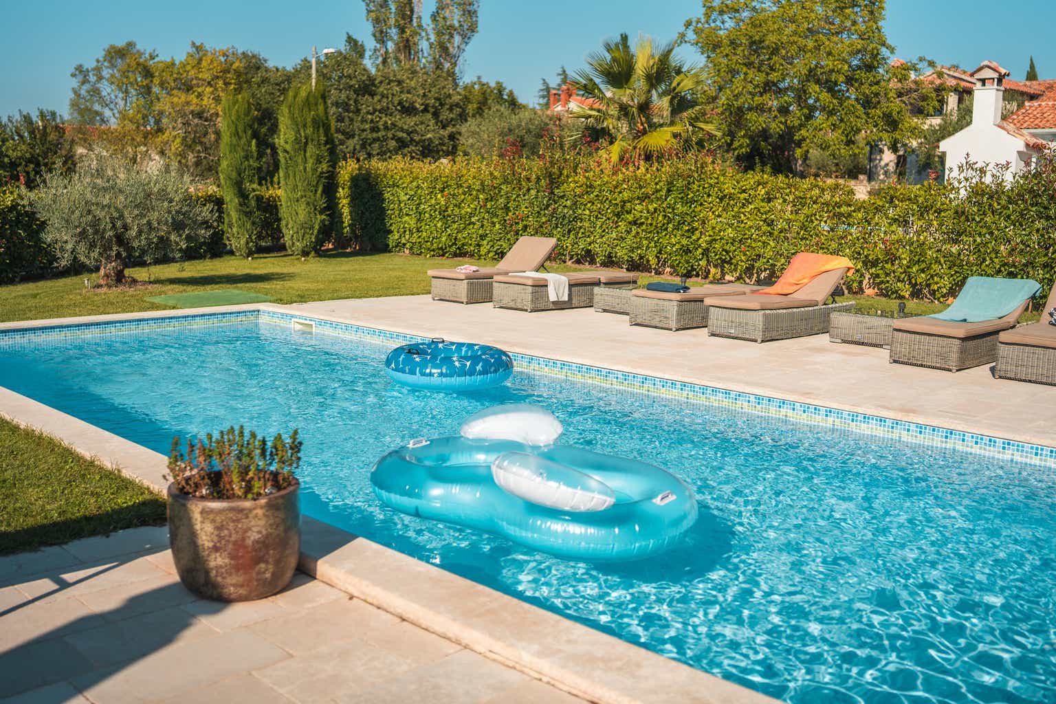 Pool Corporation Wades Through Challenges, But Recovery Ensues (Rating Upgrade)