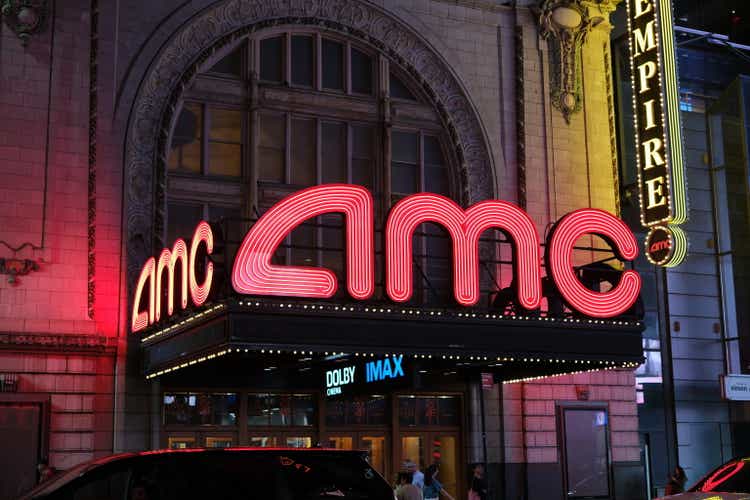 Tanda AMC di dekat Times Square menyala di malam hari