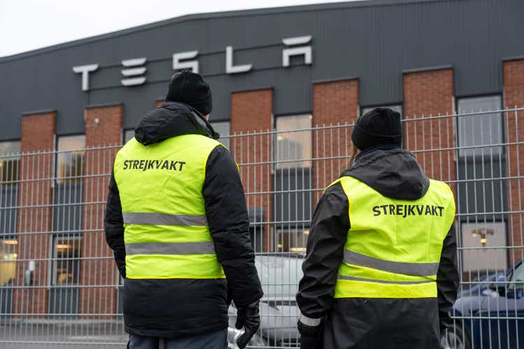 IF Metall representatives Emma Hansson and Ola Sjösten outside Tesla"s service center in Segeltorp, Stockholm during the first day of the nation-wide strike.