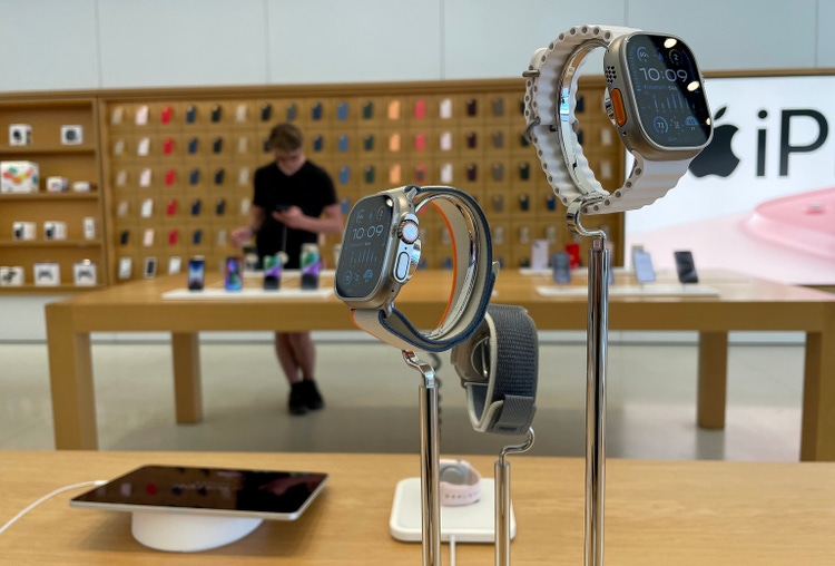 Apple Reports Quarterly Earnings