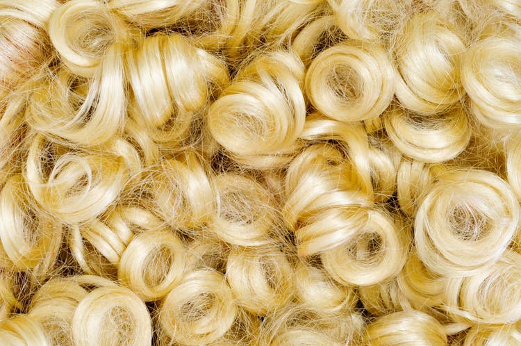 curly blonde wig