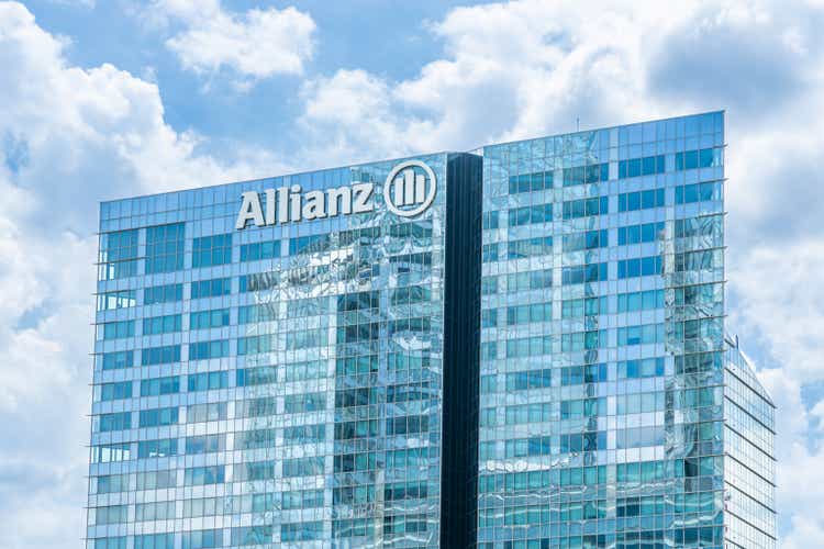 Allianz BÃ¼rogebÃ¤ude im GeschÃ¤ftsviertel La DÃ©fense in Paris