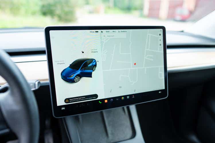 Selbstfahrendes Tesla-Auto Premium Schwarzes Interieur. Holzverkleidungen, Ledersitze, Panorama-Schiebedach, modernes Multimedia.