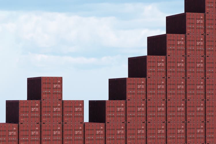 Growing bar graph of shipping containers