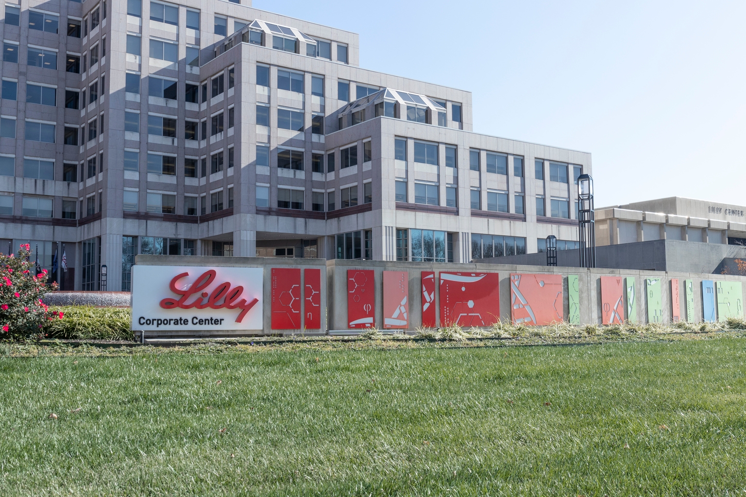 Eli Lilly: Three Threats To Its Huge Rally (NYSE:LLY)