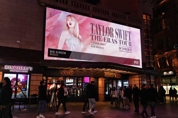 Cranbourn Street, London: "Taylor Swift: The Eras Tour" Konzert Filmplakat, Vue Cinema London - West End (Leicester Square) Central London, West End of London, England, Vereinigtes Königreich, Großbritannien Europa