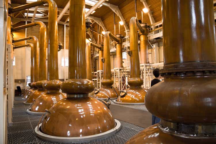 Vedere a alambicurilor de whisky de cupru într-o distilerie