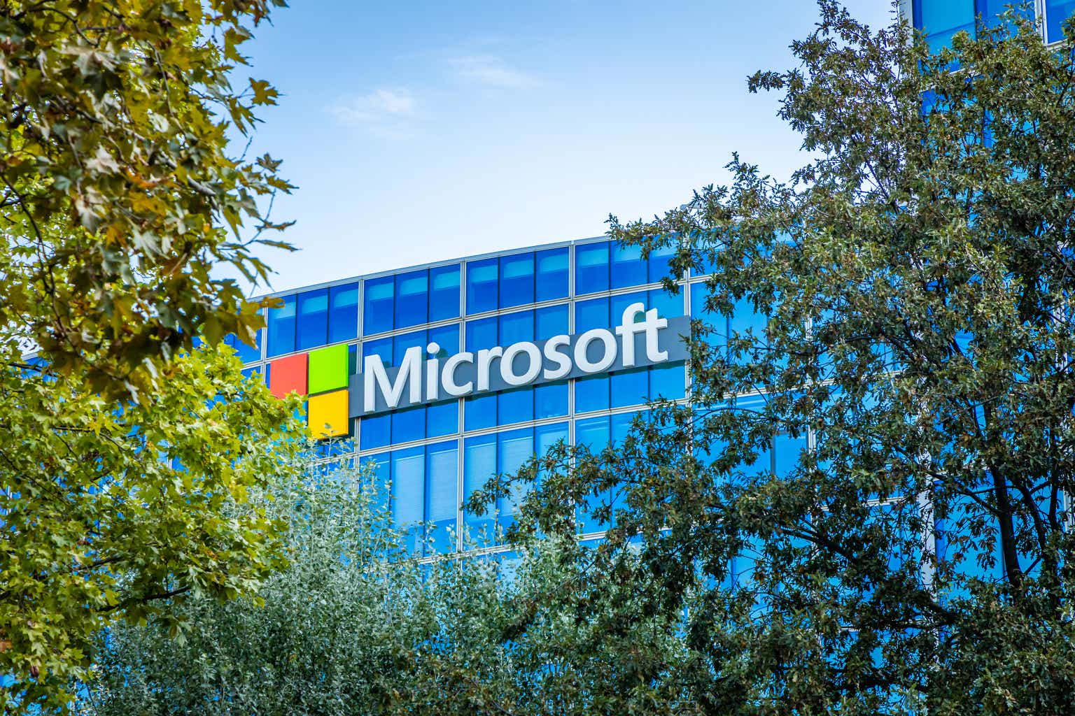 Microsoft股票：AI支出和估值问题（MSFT）所掩盖的收入胜过