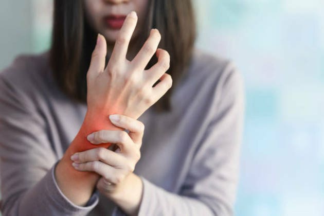 Women"s wrist pain from using the hands to work repetitively for a long time or from general diseases of the body such as diabetes, thyroid gland, tumors around the wrist.