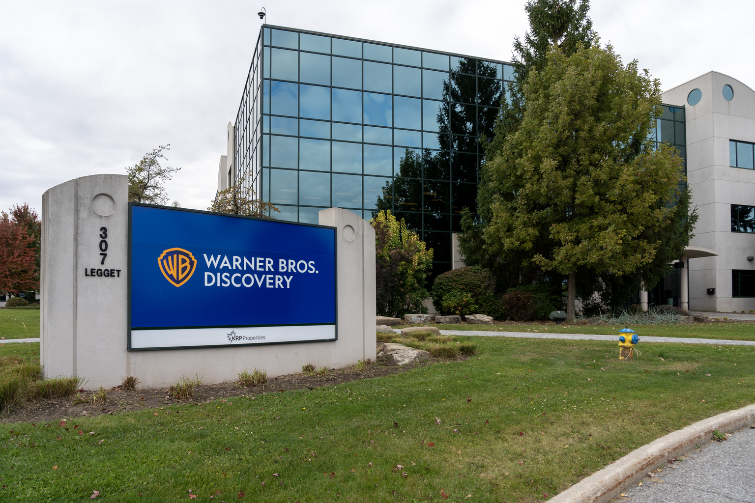 Over 75% BELOW appraised value...Set outlet of 7 Warner Bros. Studio Mini's Serice