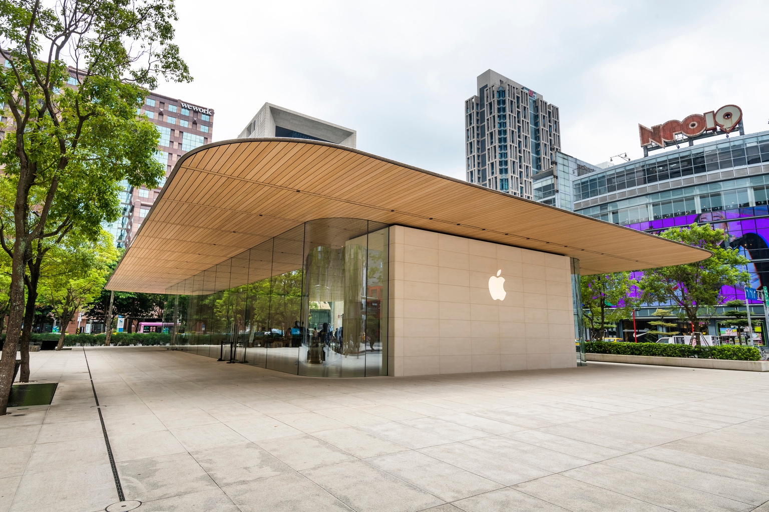 Apple: The New iPhone Cycle Cannot Justify This Valuation