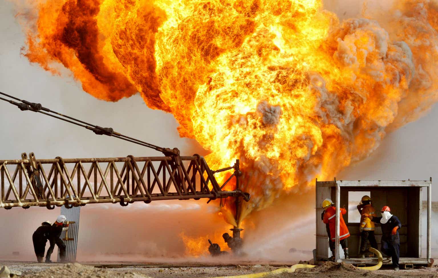 2 well burn. Kuwait Oil Company. Burning Oil. Kuwait Oil Company Koc. Saudi Oil well.