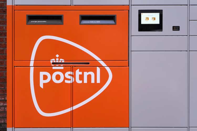 PostNL Dutch postal service, automatic package pickup and deliver point