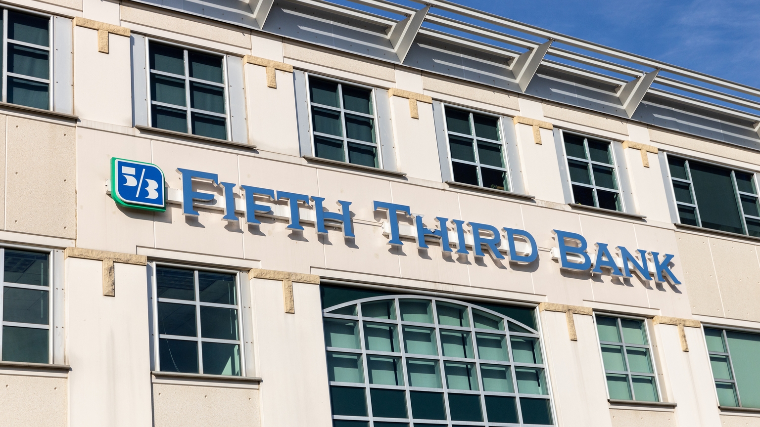Fifth Third Bancorp: A Compelling Dividend Play Amid Economic Turmoil |  Seeking Alpha