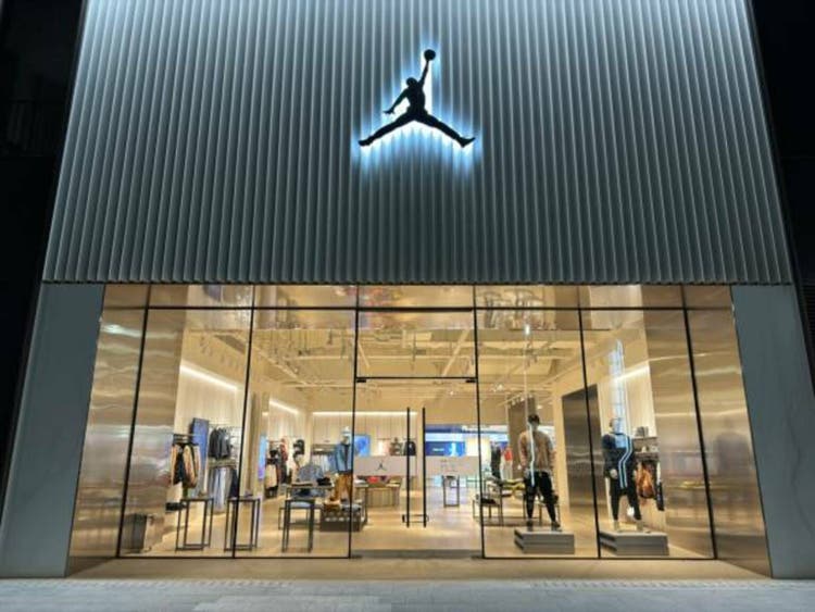 Nike confirms the retirement of longtime design and innovation leader John Hoke (NKE:NYSE)