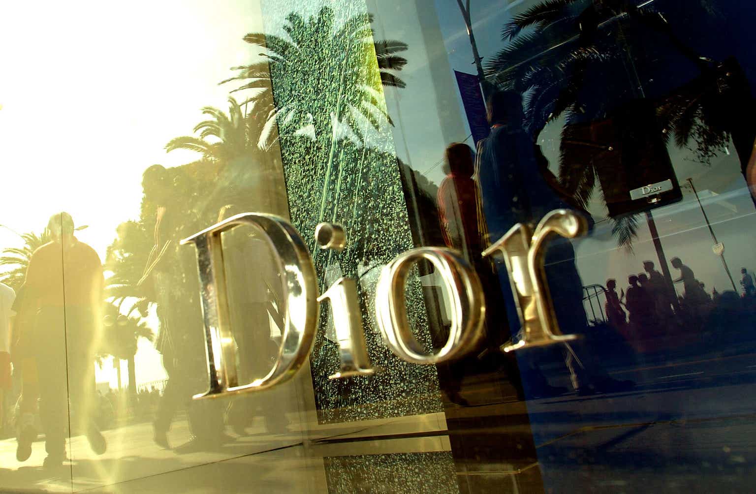 Analysts expect over 2020 decreasing revenue Christian Dior