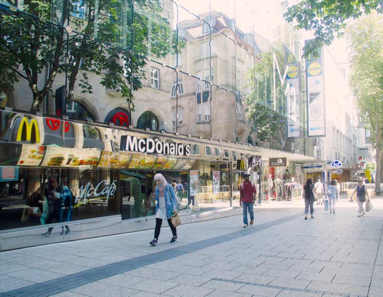 Sommer Innenstadt Historisches Viertel Luxus Einkaufsstraße McDonald"s Restaurant Moderne und traditionelle Architektur Reiseziele Grüner Korridor Freie Passage Fußgängerzone