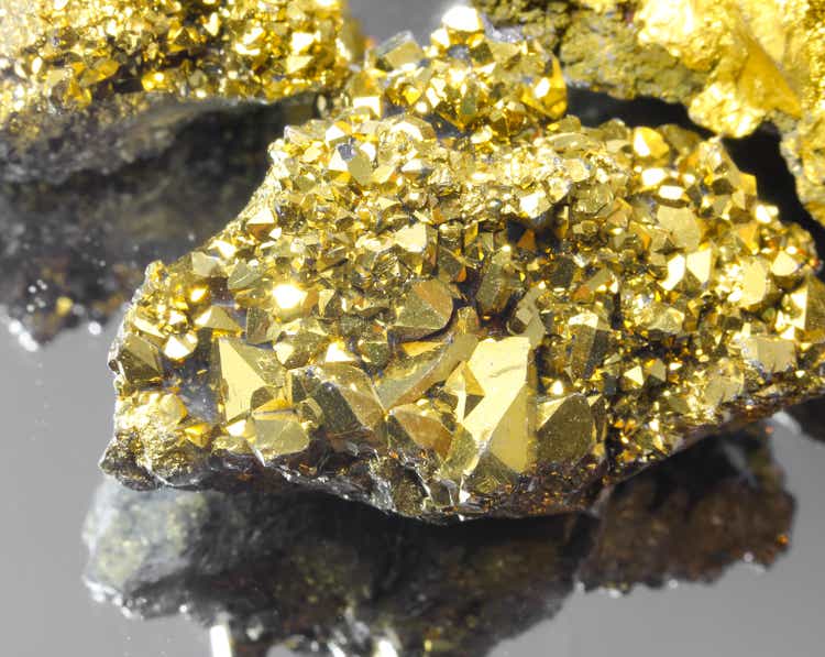 golden rocks of many sizes with glittering gold reflections