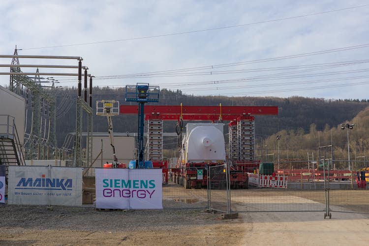 Construction of a rotating phase shifter system for grid stabilization by Siemens Energy at the Würgassen substation grid connection point