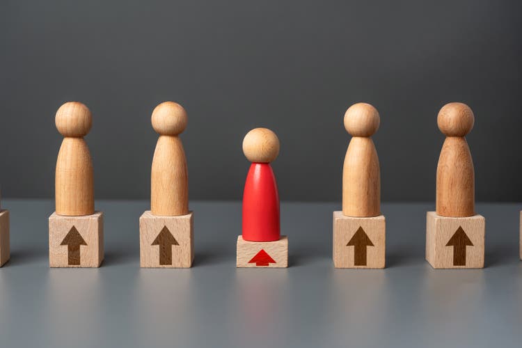 Bleiben Sie hinter dem Rest zurück. Schlechte Leistung. Unzureichende Leistung. Unter dem Durchschnitt. Potenziale nicht freisetzen. Stress und Trostlosigkeit.