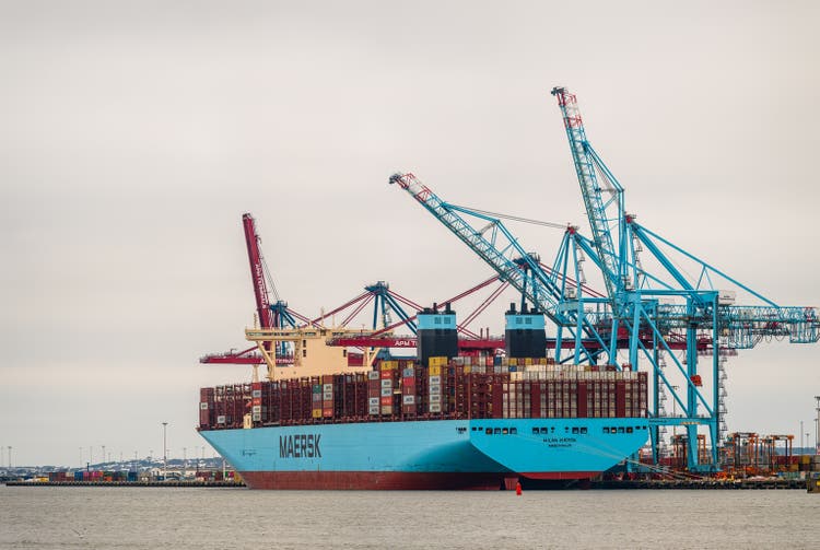 Milan Maersk unloading at Skandiahamnen..