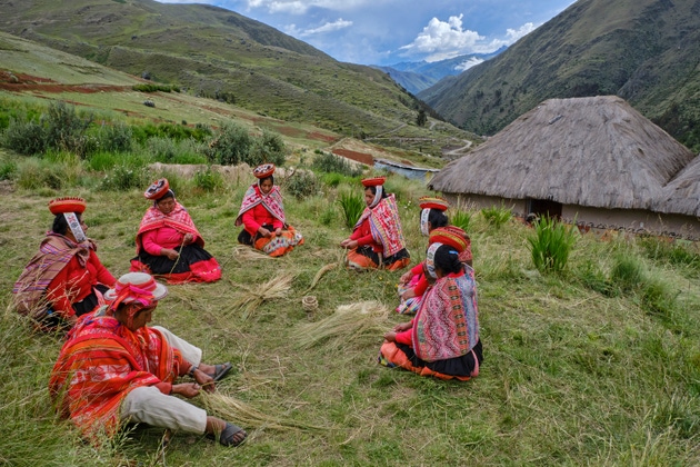Peru, Sacred Valley of the Incas, women weaving straw ropes