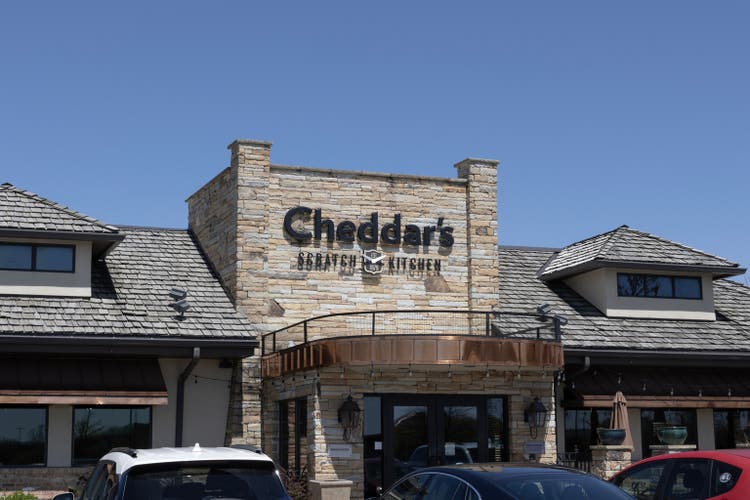 Restaurante Cheddar"s Scratch Kitchen. Cheddar"s Scratch Kitchen pertence e é operado pela Darden Restaurants.