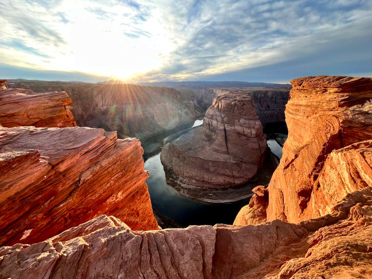 Horseshoe Bend Colorful Sunset Twilight Landschaftsansicht im Grand Glen Canyon National Park, Arizona, Vereinigte Staaten von Amerika bei Sonnenuntergang in der Wintersaison.