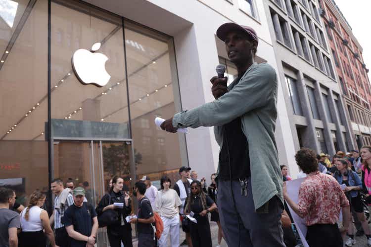 Cobalt Mining Protest At Berlin Apple Store