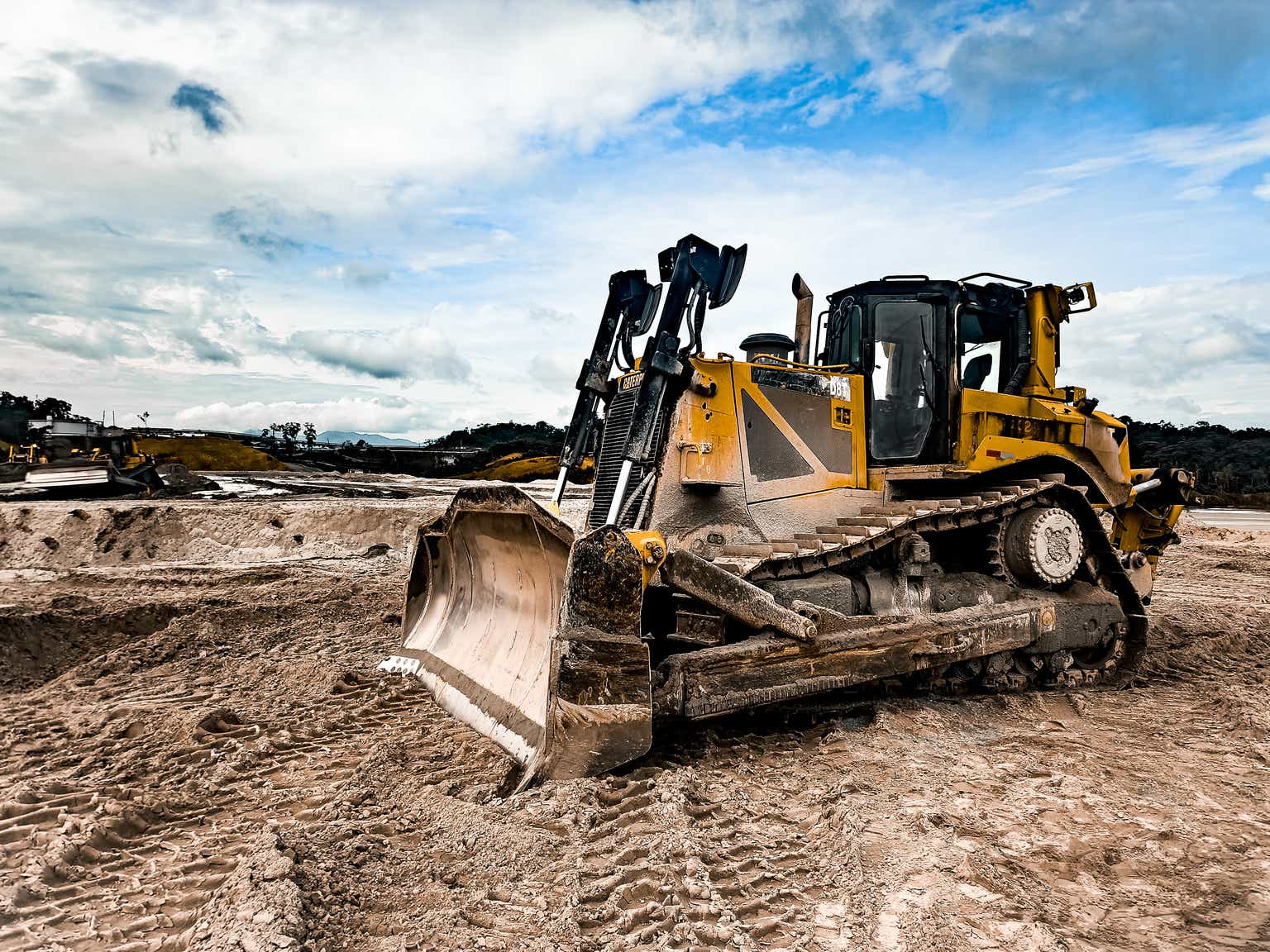 Caterpillar Q1 2025: Strong Margins, Sales Down, And A Tariff Hit Coming