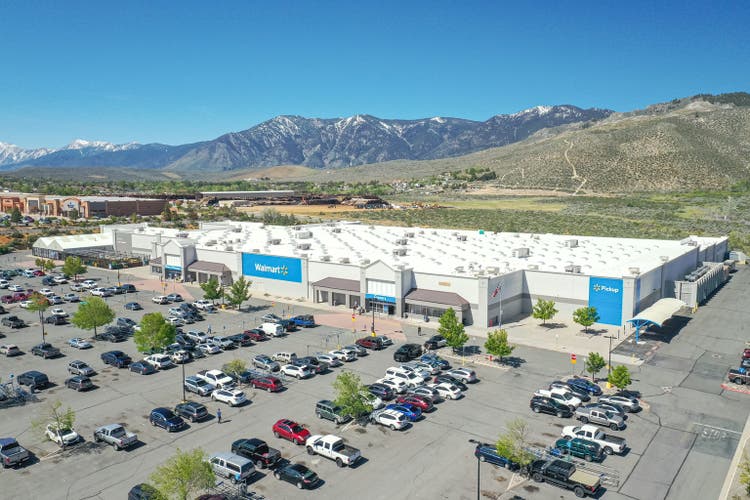 Luftaufnahme des Walmart-Einkaufszentrums und des Einzelhandelsgeschäfts in der Sierra Nevada
