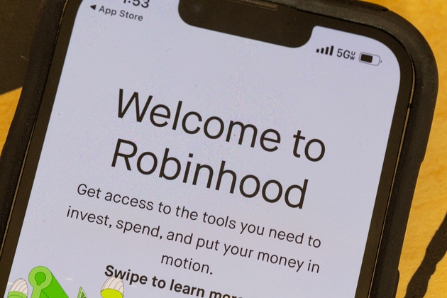 Robinhood enters premium credit card battle with new invite-only platinum card