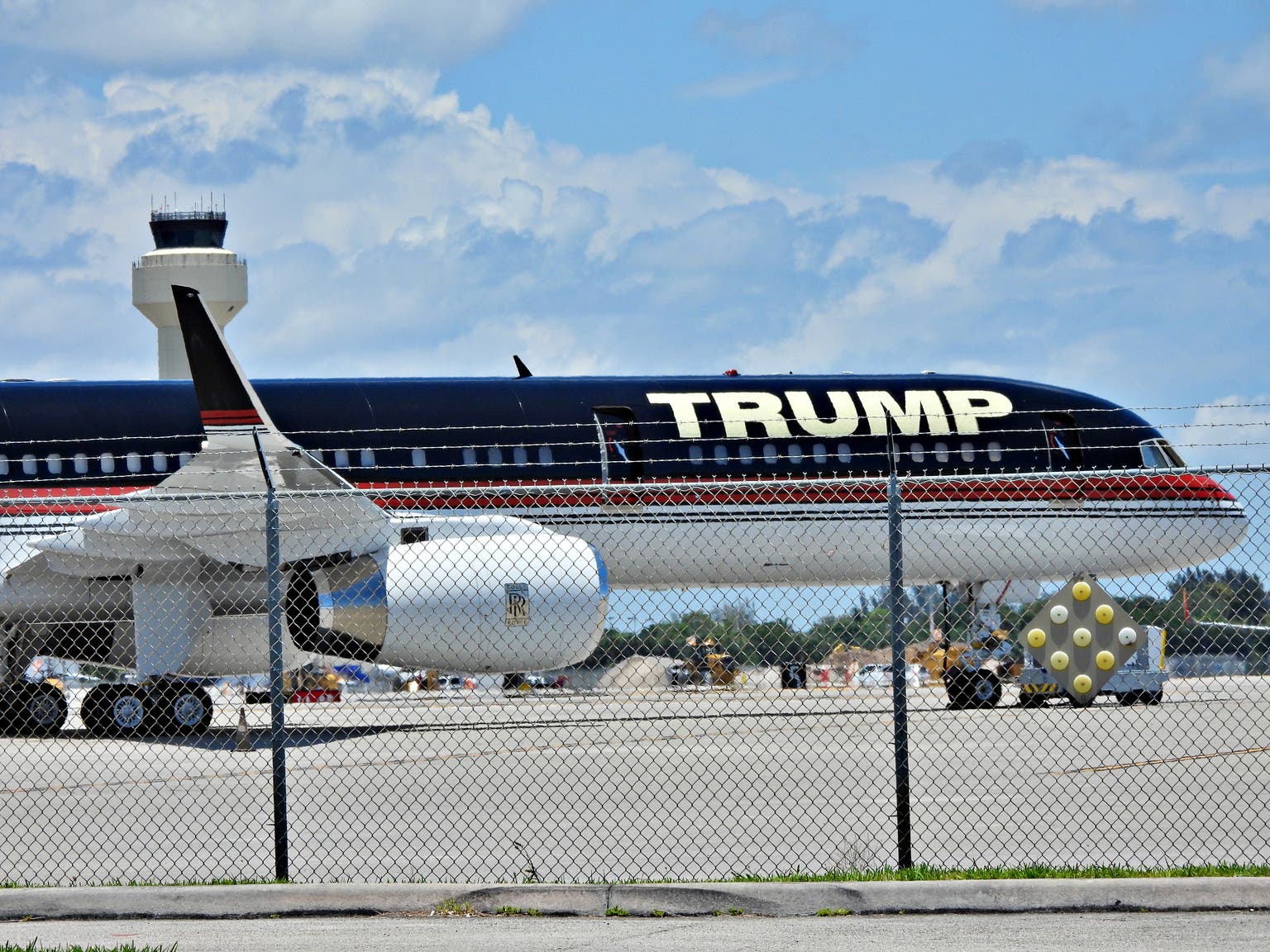 Trump Media's Risky Strategy: Prioritizing Buybacks & Bitcoin Over Platform Growth - Is DJT Stock a Sell?
