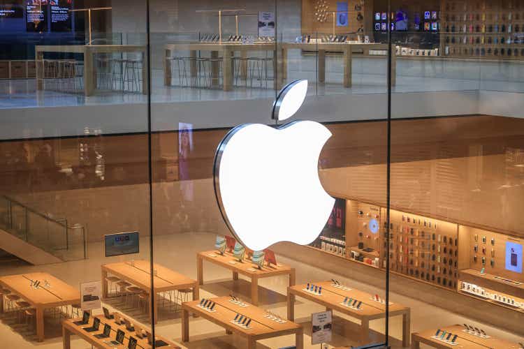 Apple to cut 100 services jobs amid priority shift – report (NASDAQ:AAPL)