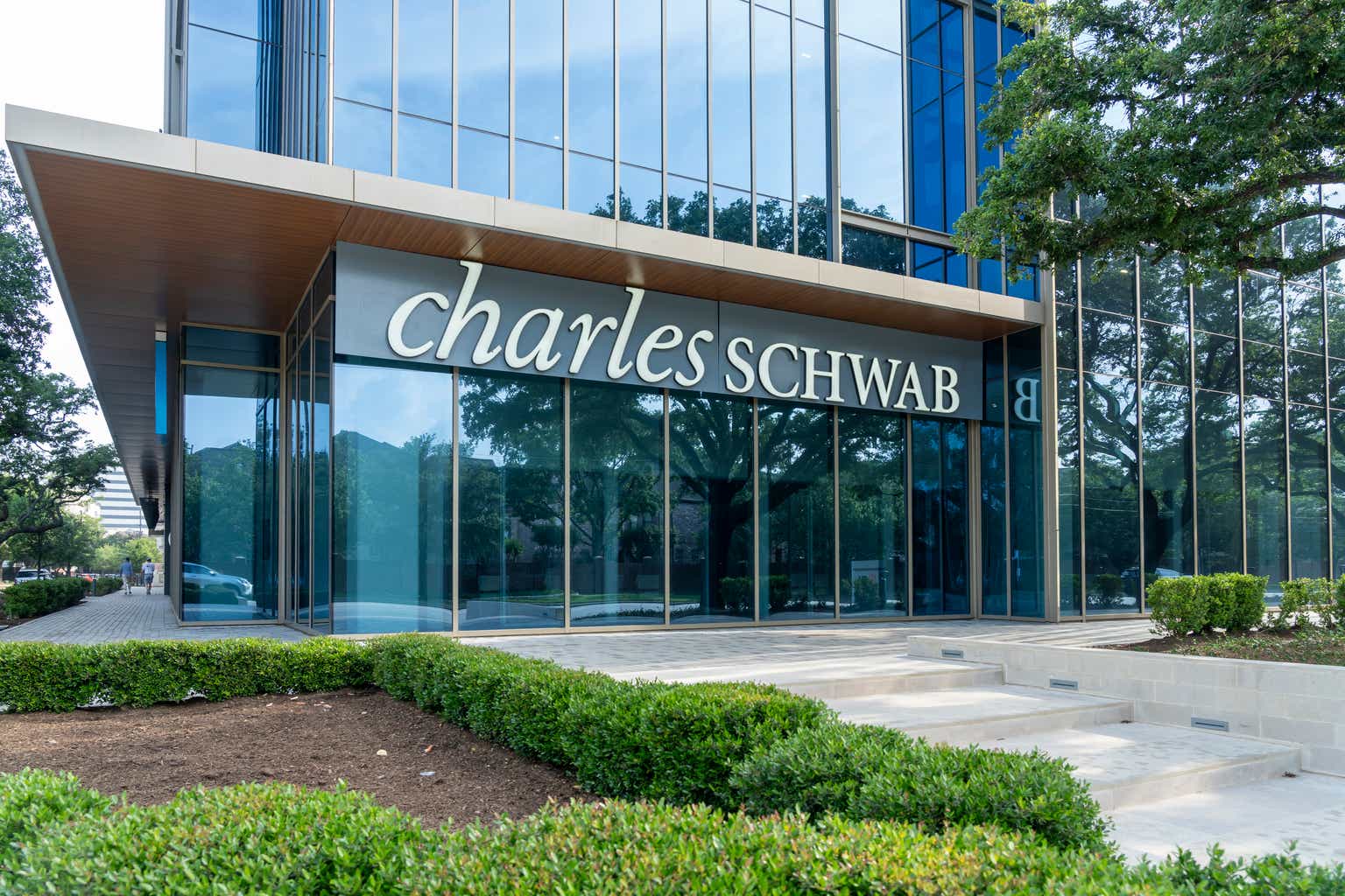 Charles Schwab: A Profitable Top 20 Bank To Buy Below Its Moving Average (NYSE:SCHW)