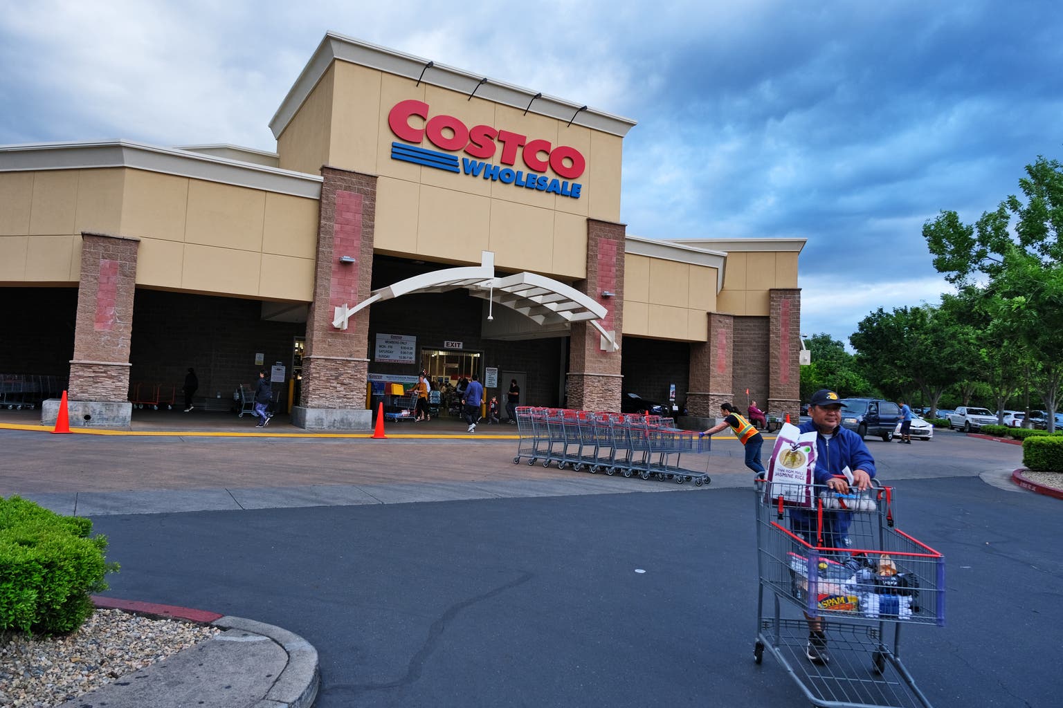 Costco: Reiterating My Short As Immigration Crackdown And Tariffs Bite (NASDAQ:COST)