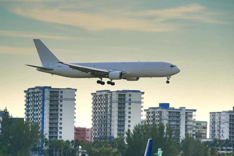 Boeing 767 cargo jet operated by Atlas Air about to land in Miami